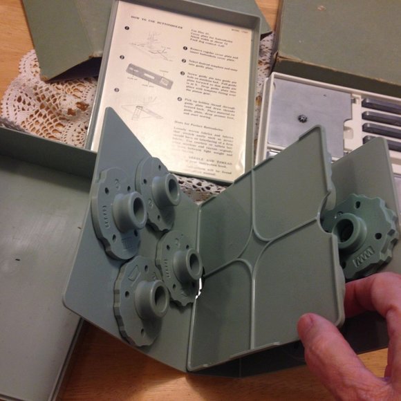 Vintage Buttonholer, Kenmore Model 17501 Sewing Machine plus accessory box - Picture 14 of 16